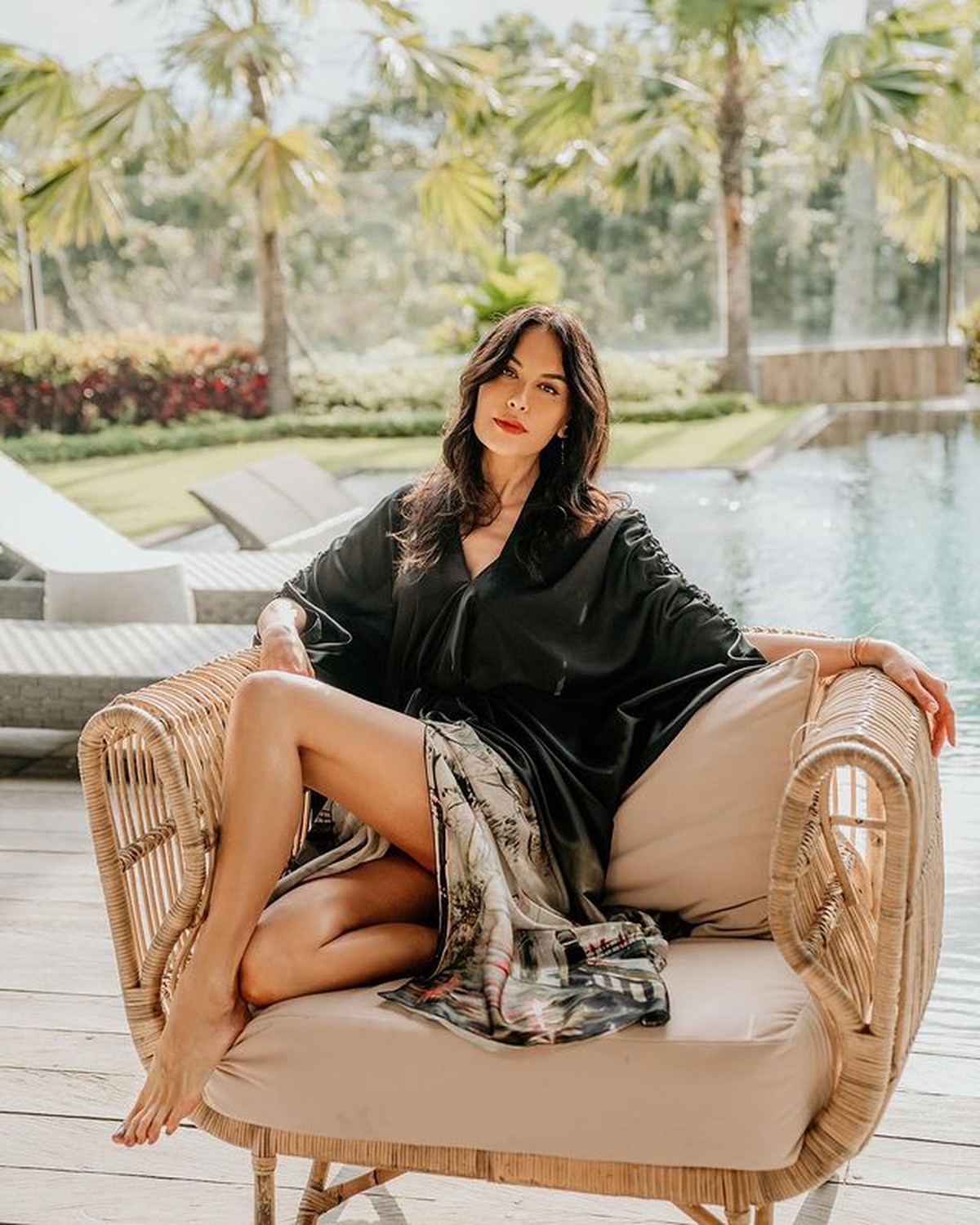 Saat liburan di Bali&comma; Sophia Latjuba melakukan pemotretan mengenakan gaun hitam&period; Yuk kita intip potretnya&excl;