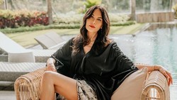 Cantik dan Seksi, Intip 7 Foto Sophia Latjuba Pamer Kaki Jenjang