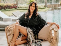 Cantik dan Seksi, Intip 7 Foto Sophia Latjuba Pamer Kaki Jenjang