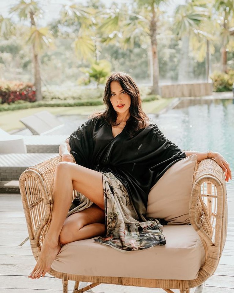 Intip Pemotretan Sophia Latjuba Pakai Gaun Hitam, Cantik & Seksi! Saat liburan di Bali, Sophia Latjuba melakukan pemotretan mengenakan gaun hitam. Yuk kita intip potretnya!