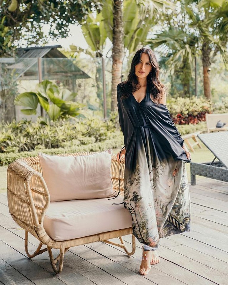 Saat liburan di Bali, Sophia Latjuba melakukan pemotretan mengenakan gaun hitam. Yuk kita intip potretnya!
