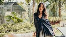 Saat liburan di Bali&comma; Sophia Latjuba melakukan pemotretan mengenakan gaun hitam&period; Yuk kita intip potretnya&excl;