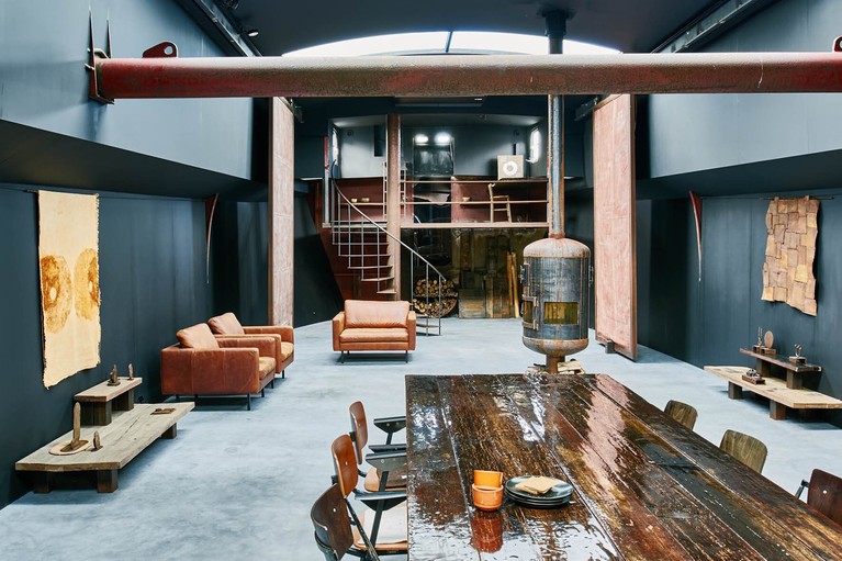 Intip Rumah Terapung yang Ditempati Ariana Grande dan Dalton Gomez Bulan Madu Ariana Grande dan Dalton Gomez diketahui sedang bulan madu di Amsterdam. Yuk kita intip!