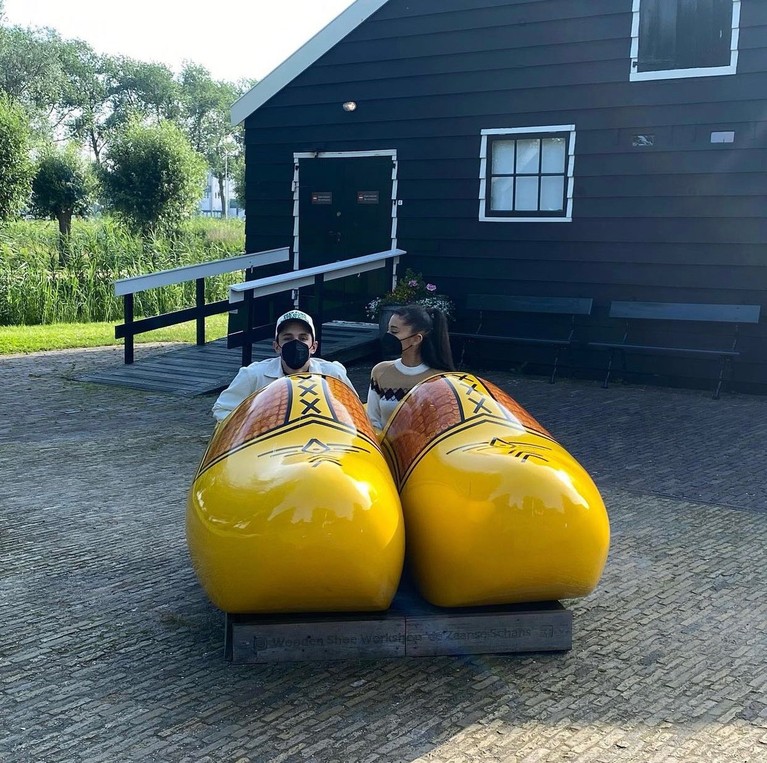 Ariana Grande dan Dalton Gomez diketahui sedang bulan madu di Amsterdam. Yuk kita intip!