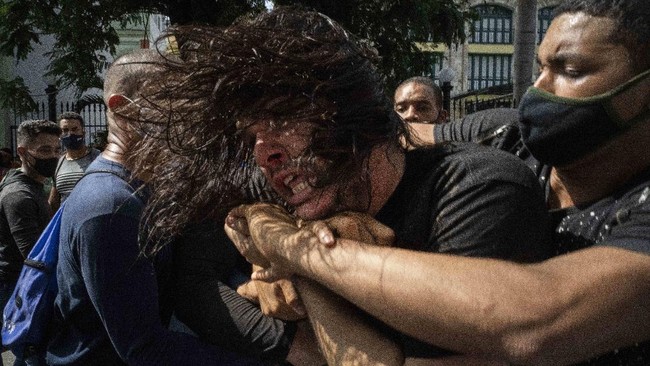 Setidaknya satu pria tewas dan 144 orang ditangkap dalam rangkaian demonstrasi anti-pemerintah di Kuba yang berujung ricuh dalam beberapa hari belakangan.