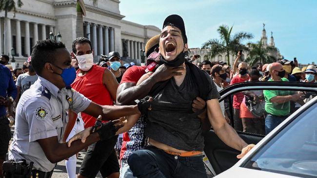 Aparat Kuba menangkap setidaknya 144 orang, termasuk jurnalis dan demonstran, dalam serangkaian aksi protes anti-pemerintah beberapa hari belakangan.