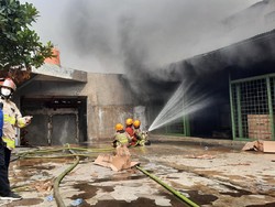 Sudah 7 Jam, Kebakaran Gudang Sepeda di Bandung Belum Padam