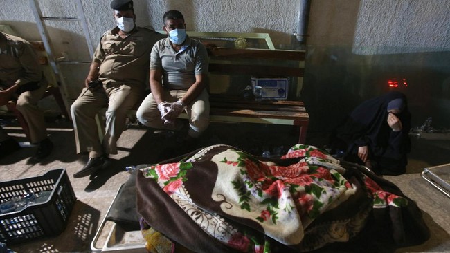 FOTO: Kebakaran Hebat di RS Covid Irak Tewaskan 52 Orang
