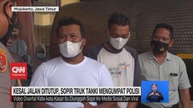 VIDEO: Kesal Jalan Ditutup, Sopir Truk Tangki Mengumpat Polis