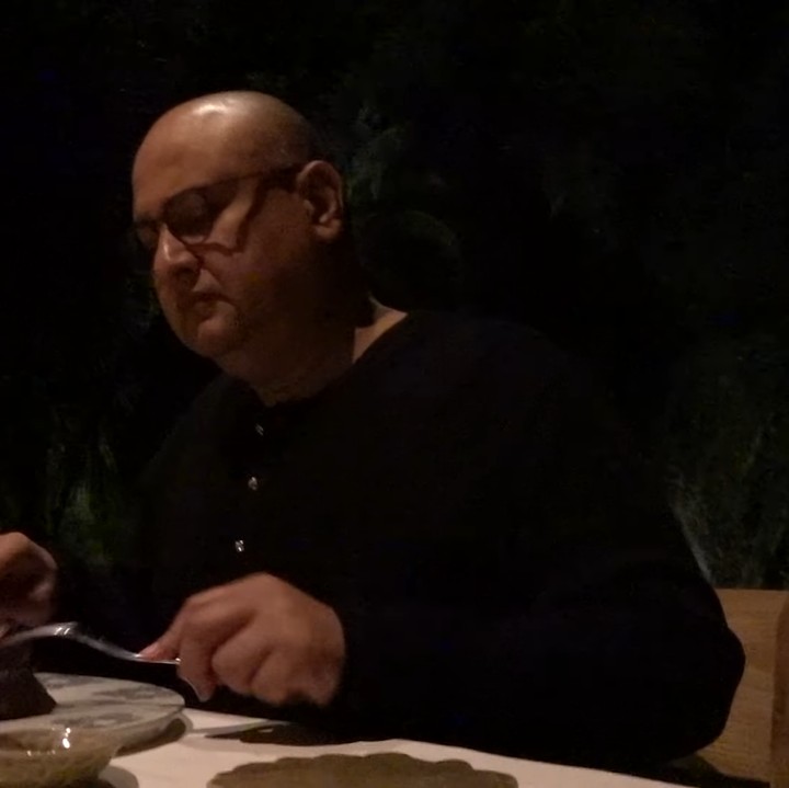<p>Di malam hari, Maia Estianty dan Irwan Mussry menyempatkan diri untuk pergi melakukan makan malam romantis. Mereka menyantap hidangan mewah daging dan foie grass serta lobster. (Foto: YouTube Maia Aleldul TV)</p>