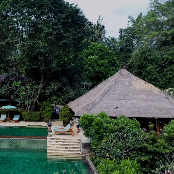 <p>Maia Estianty dan Irwan Mussry menginap di sebuah vila yang terletak di kawasan Ubud. Vila tersebut tampak sangat asri dan dilengkapi dengan kolam renang pribadi. (Foto: YouTube Maia Aleldul TV)</p>