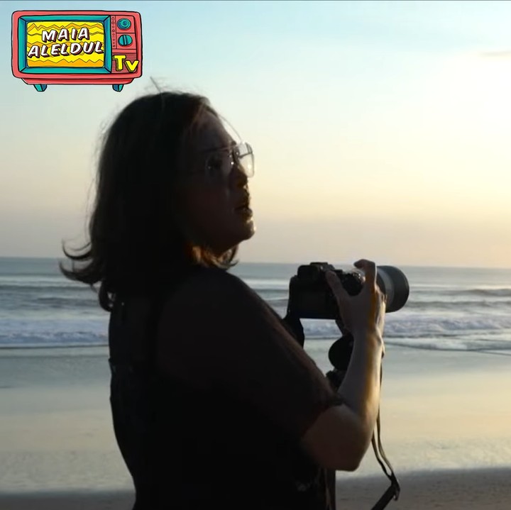 <p>Menjemput suami di Bali, Maia Estianty tak lupa memboyong deretan kamera profesional. Bunda tiga anak itu mulai menggeluti hobi fotografi dan videografi nih. (Foto: YouTube Maia Aleldul TV)</p>