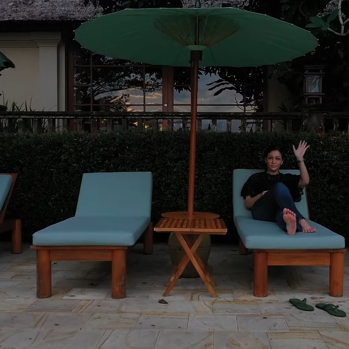 <p>Maia Estianty gemar menghabiskan waktu bersantai di tepi kolam sambil mencoba memainkan kamera drone yang dibawanya. (Foto: YouTube Maia Aleldul TV)</p>