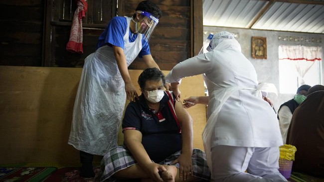 Pemerintah Malaysia tengah mempertimbangkan mengizinkan warga sudah menerima dua dosis vaksin Covid-19 bepergian.