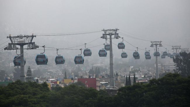 Ada banyak cara kreatif untuk menyelesaikan masalah kemacetan kota. Salah satunya ialah membangun jalur kereta gantung.