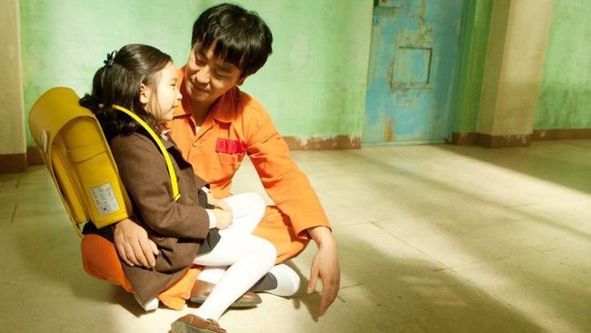 Versi orisinal Miracle in Cell No. 7 berpusat pada seorang laki-laki yang dipenjara karena salah tuduh sebagai pelaku pembunuhan.