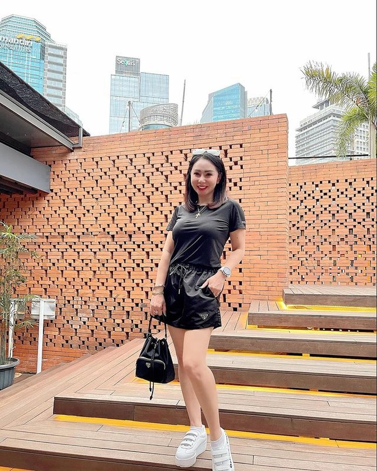 Penampilan Femmy Permatasari yang awet muda di usianya yang ke 47 disorot. Yuk kita intip!