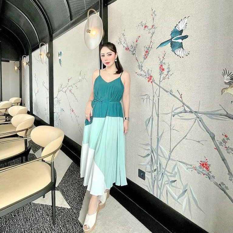 Penampilan Terbaru Femmy Permatasari yang Disorot Penampilan Femmy Permatasari yang awet muda di usianya yang ke 47 disorot. Yuk kita intip!