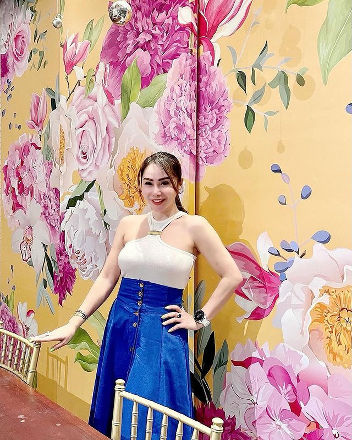 Penampilan Femmy Permatasari yang awet muda di usianya yang ke 47 disorot&period; Yuk kita intip&excl;