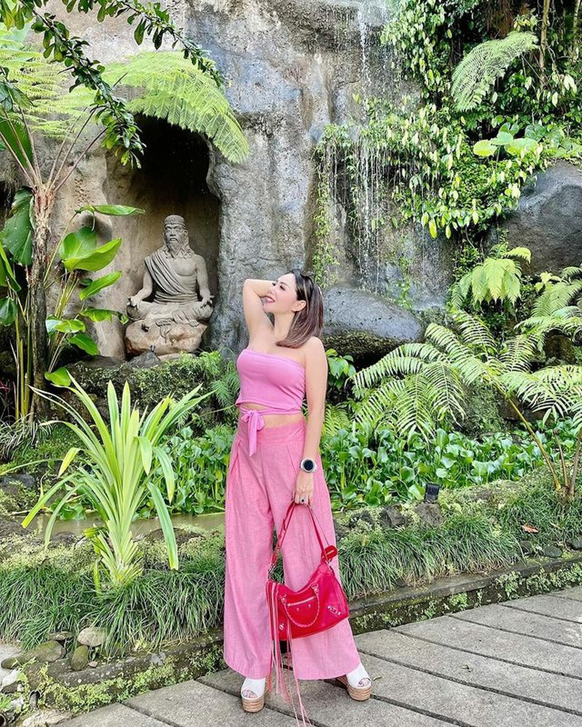 Penampilan Femmy Permatasari yang awet muda di usianya yang ke 47 disorot&period; Yuk kita intip&excl;