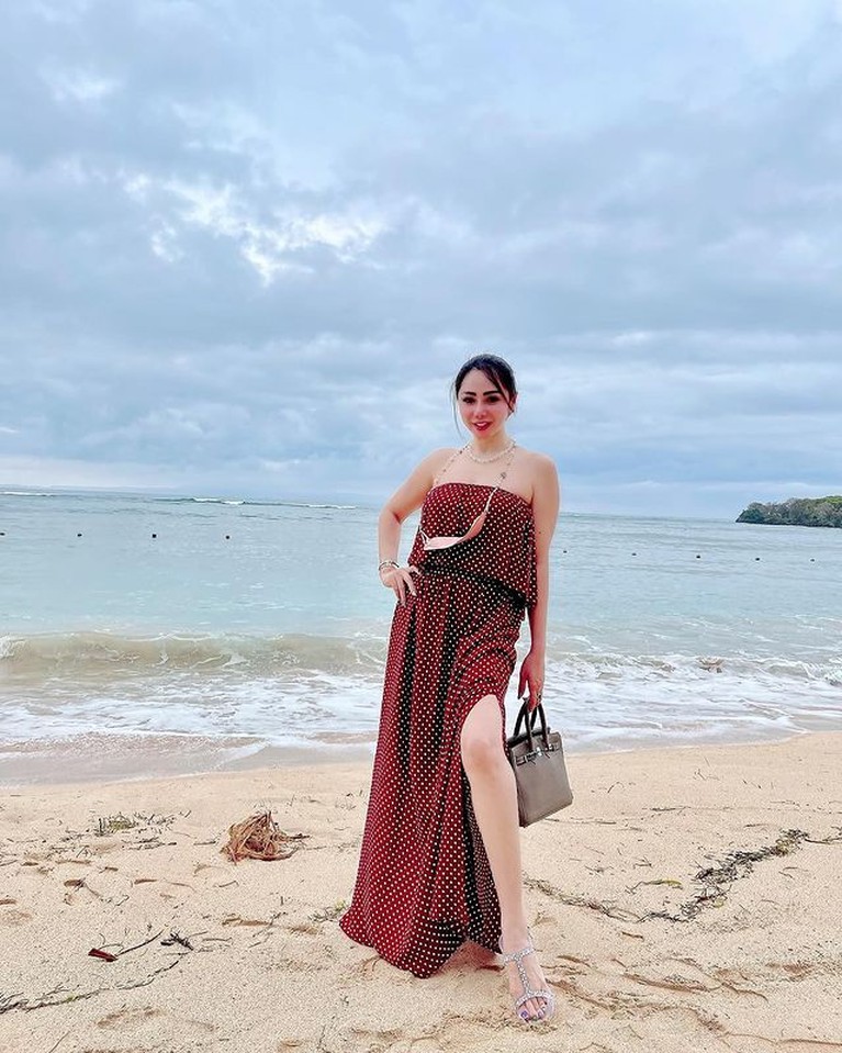 Penampilan Terbaru Femmy Permatasari yang Disorot Penampilan Femmy Permatasari yang awet muda di usianya yang ke 47 disorot. Yuk kita intip!
