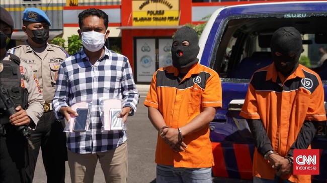 Polisi kembali menangkap 2 tersangka kericuhan saat operasi PPKM darurat di Surabaya usai menangkap satu tersangka lain sebelumnya.