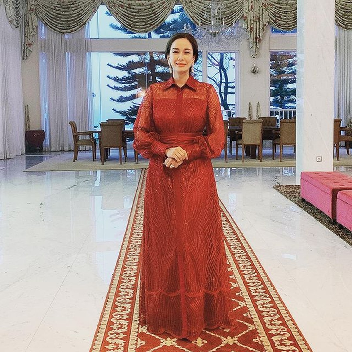 Istri Abdul Latief pengusaha dan eks Menteri di era Soeharto&comma; Donna Latief merupakan seorang mualaf&period; Yuk kita intip potretnya&excl;