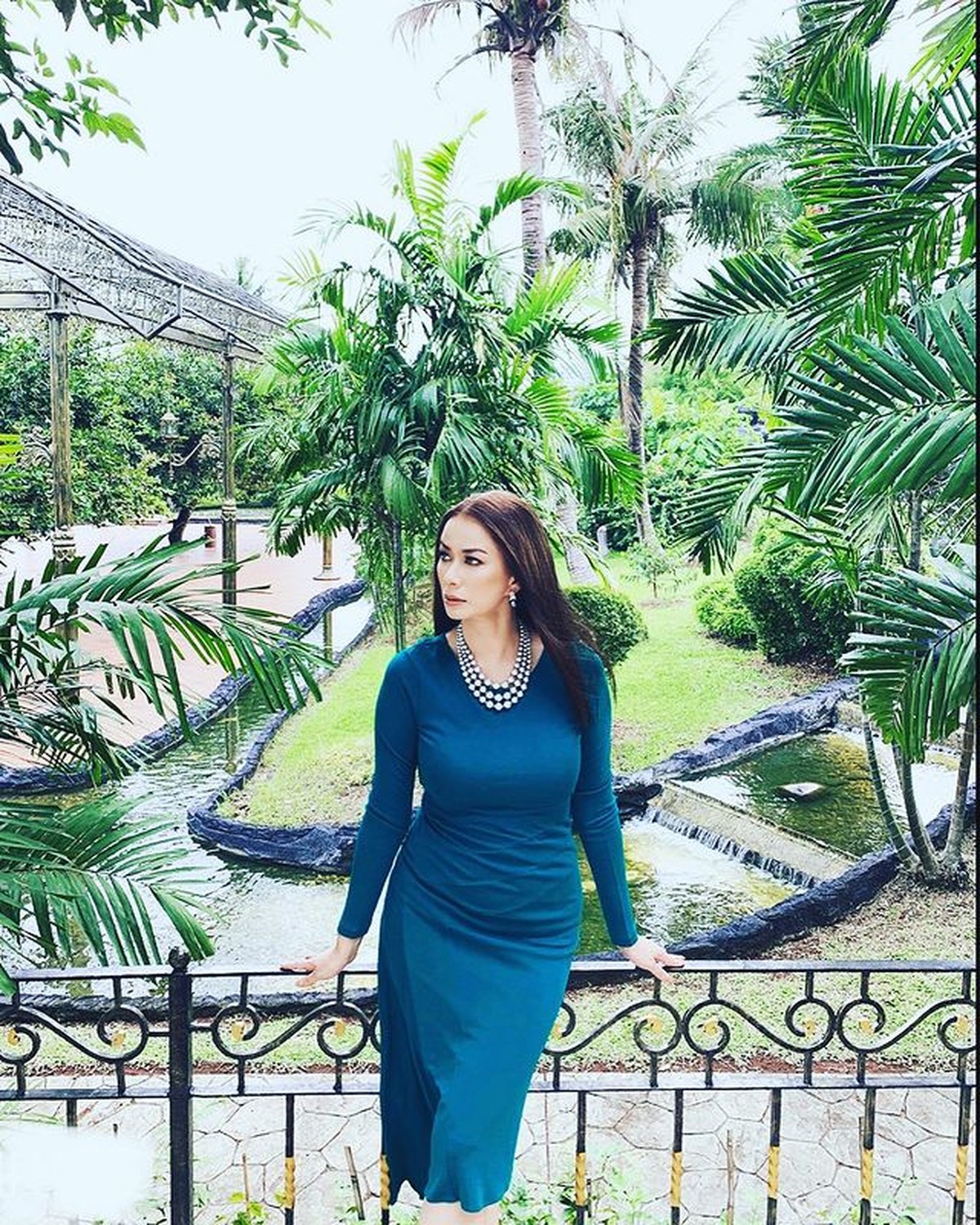 Istri Abdul Latief pengusaha dan eks Menteri di era Soeharto&comma; Donna Latief merupakan seorang mualaf&period; Yuk kita intip potretnya&excl;