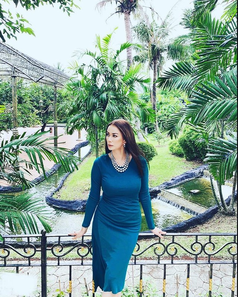 Potret Donna Latief Istri Eks Menteri Abdul Latief yang Jadi Mualaf Istri Abdul Latief pengusaha dan eks Menteri di era Soeharto, Donna Latief merupakan seorang mualaf. Yuk kita intip potretnya!
