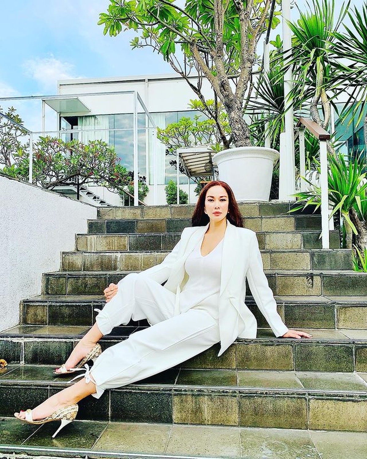 Istri Abdul Latief pengusaha dan eks Menteri di era Soeharto&comma; Donna Latief merupakan seorang mualaf&period; Yuk kita intip potretnya&excl;