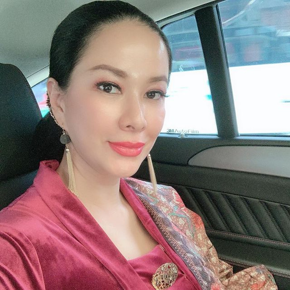 Istri Abdul Latief pengusaha dan eks Menteri di era Soeharto&comma; Donna Latief merupakan seorang mualaf&period; Yuk kita intip potretnya&excl;