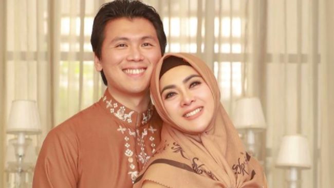 Syahrini membocorkan anak pertamanya dengan Reino Barack berjenis kelamin perempuan dan berinisial R.