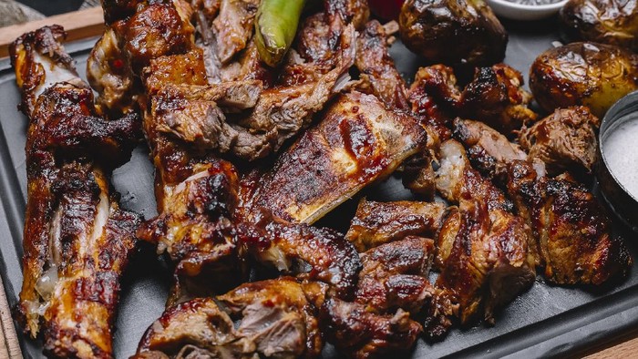 Rayakan Idul Adha dengan Resep Kambing Bakar Saos Madu ala Tasyi Athasyia