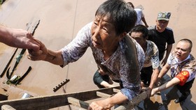 Banjir hingga Longsor Terjang China, Ratusan Ribu Warga Dievakuasi