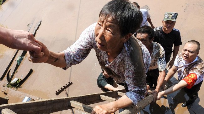Sejumlah kota di China mengalami curah hujan mencapai 621 milimeter, tertinggi sejak 1961, hingga menyebabkan banjir.