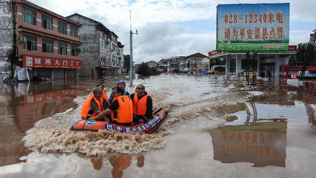 Setidaknya empat orang tewas dan 27 lainnya hilang setelah banjir bandang menerjang kawasan barat laut China pada hari ini, Kamis (18/8).