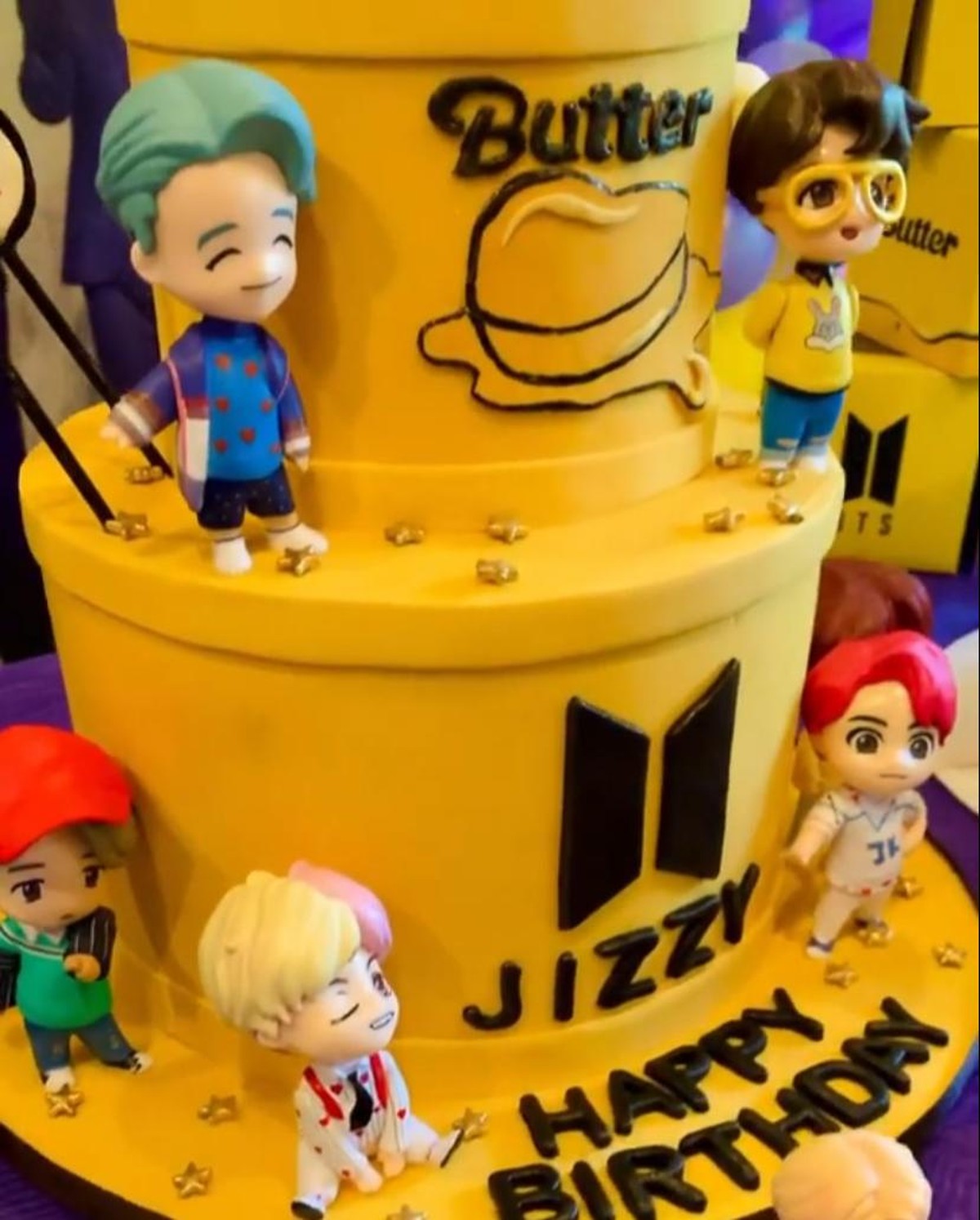 Vino G Bastian dan Marsha Timothy merayakan ulang tahun putri semata wayangnya&comma; Jizzy yang ke 8 dengan tema BTS&period; Yuk intip&excl;