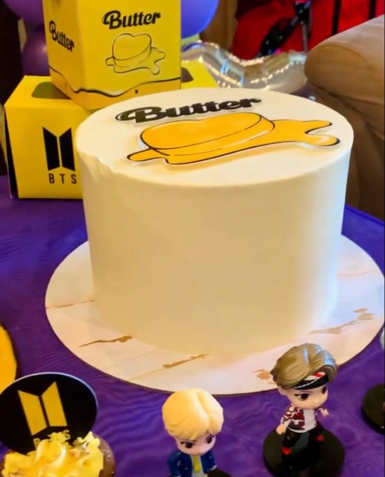 Serba-serbi BTS di Perayaan Ulang Tahun Jizzy ke 8, Putri Vino G Bastian Vino G Bastian dan Marsha Timothy merayakan ulang tahun putri semata wayangnya, Jizzy yang ke 8 dengan tema BTS. Yuk intip!