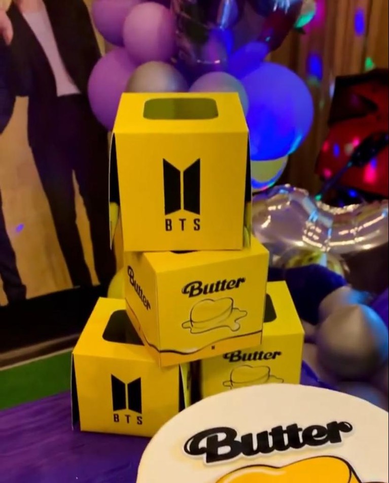 Serba-serbi BTS di Perayaan Ulang Tahun Jizzy ke 8, Putri Vino G Bastian Vino G Bastian dan Marsha Timothy merayakan ulang tahun putri semata wayangnya, Jizzy yang ke 8 dengan tema BTS. Yuk intip!