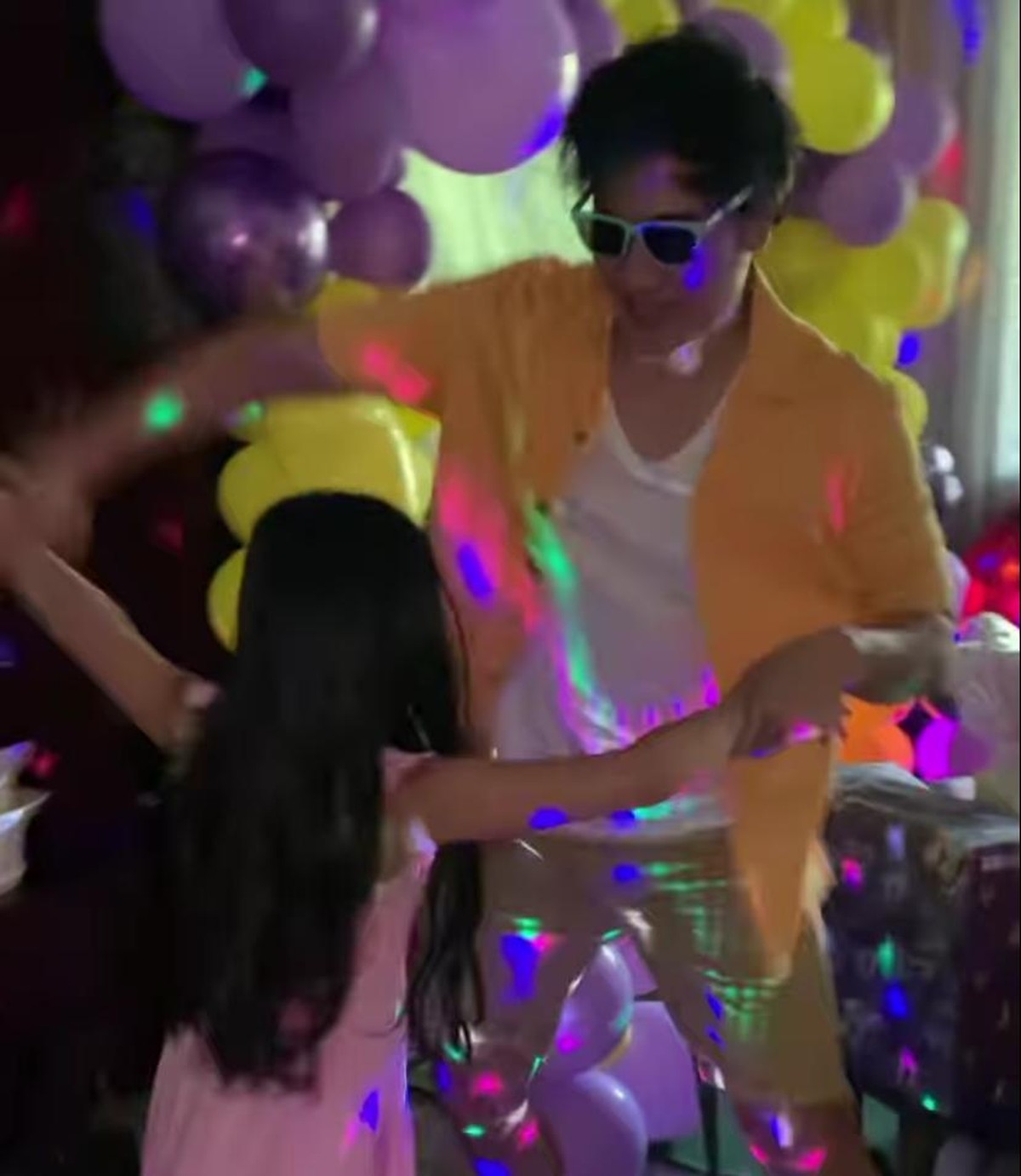 Vino G Bastian dan Marsha Timothy merayakan ulang tahun putri semata wayangnya&comma; Jizzy yang ke 8 dengan tema BTS&period; Yuk intip&excl;