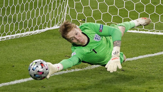 Kiper Jordan Pickford menggunakan sontekan di botol air minum saat Italia vs Inggris adu penalti di final Euro 2020 (Euro 2021).