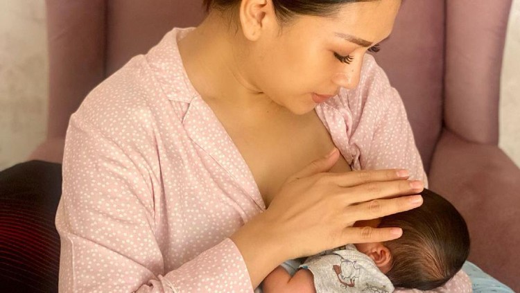 Tata Janeeta dan anak bungsunya