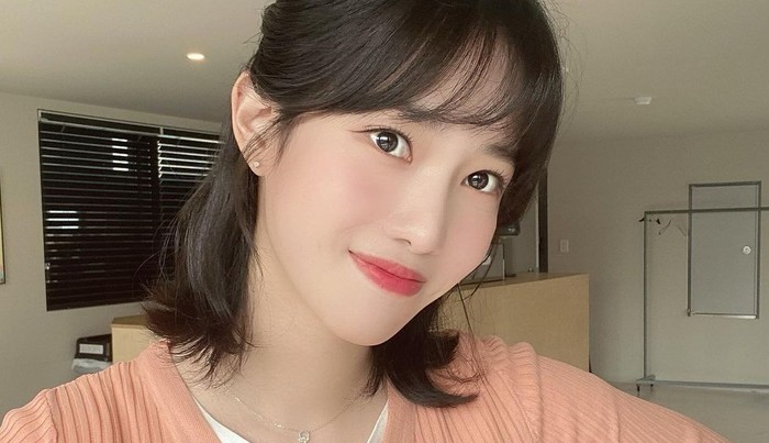 Yang Hye Ji, pemeran tokoh Oh Bit Na dalam drama Nevertheless, yang belakangan ini namanya jadi perbincangan oleh netizen karena pesonanya. Ia lahir pada tanggal 20 Januari 1996. Wanita cantik ini memiliki postur tubuh yang cukup tinggi, yaitu sekitar 167 cm. /foto: instagram.com/hazziss