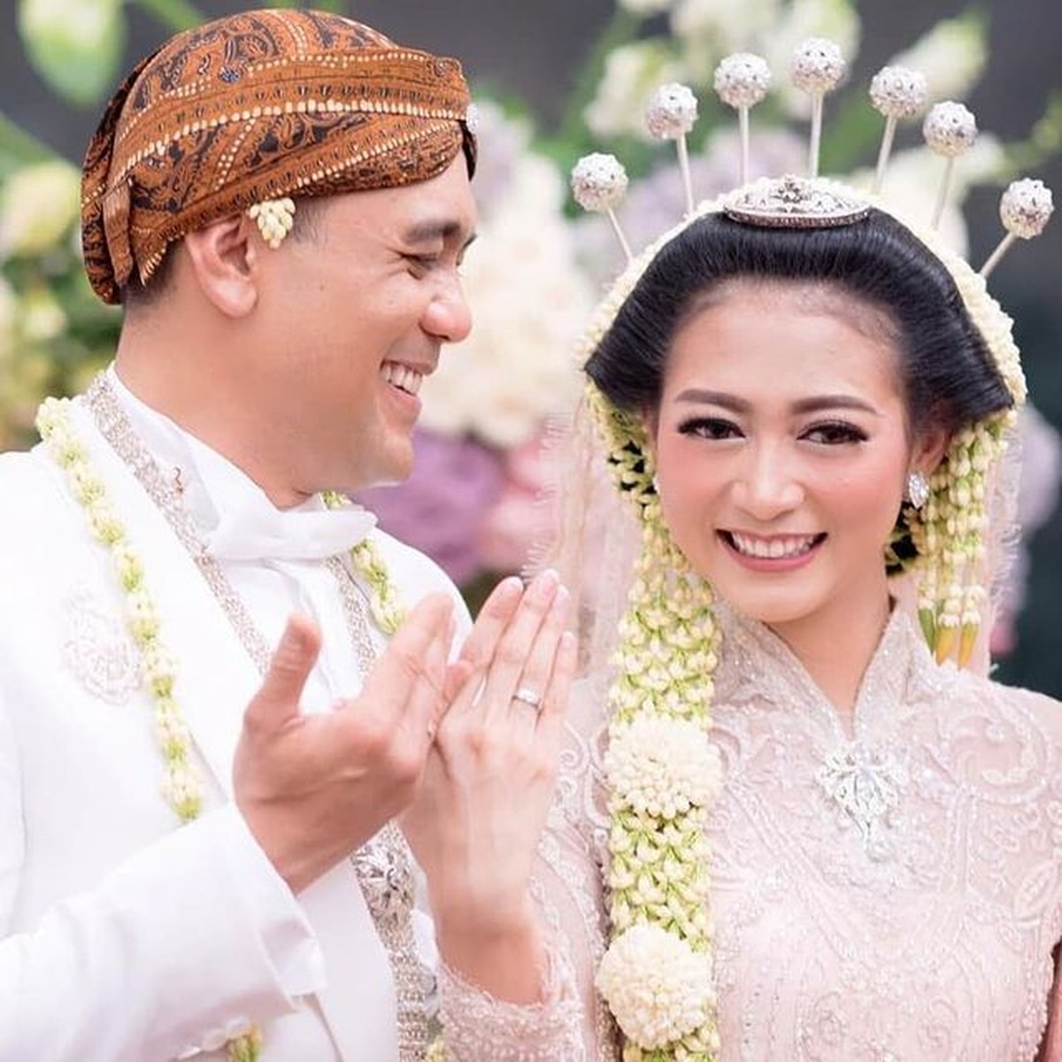 8 Foto Manis Chiko Hakim dan Sang Istri yang Kini Tinggal Kenangan
