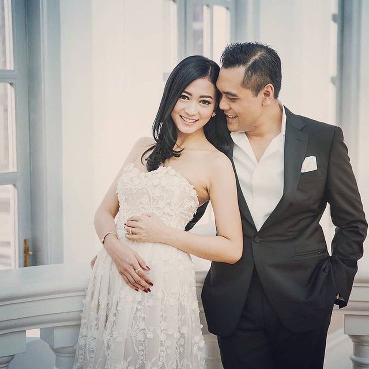8 Foto Manis Chiko Hakim dan Sang Istri yang Kini Tinggal Kenangan