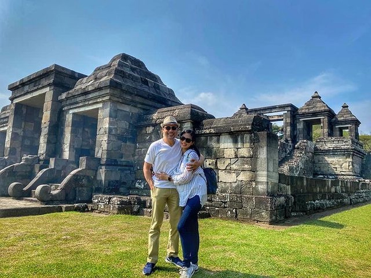 8 Foto Manis Chiko Hakim dan Sang Istri yang Kini Tinggal Kenangan