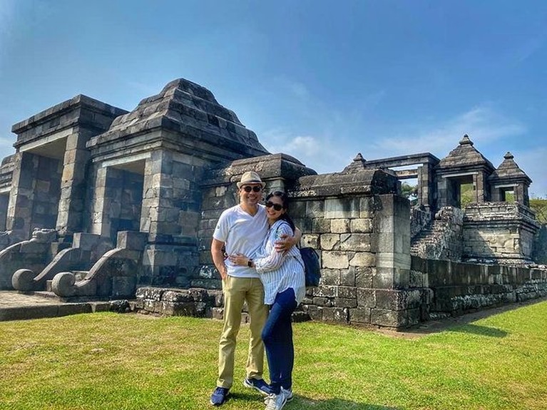 8 Foto Manis Chiko Hakim dan Sang Istri yang Kini Tinggal Kenangan 8 Foto Manis Chiko Hakim dan Sang Istri yang Kini Tinggal Kenangan