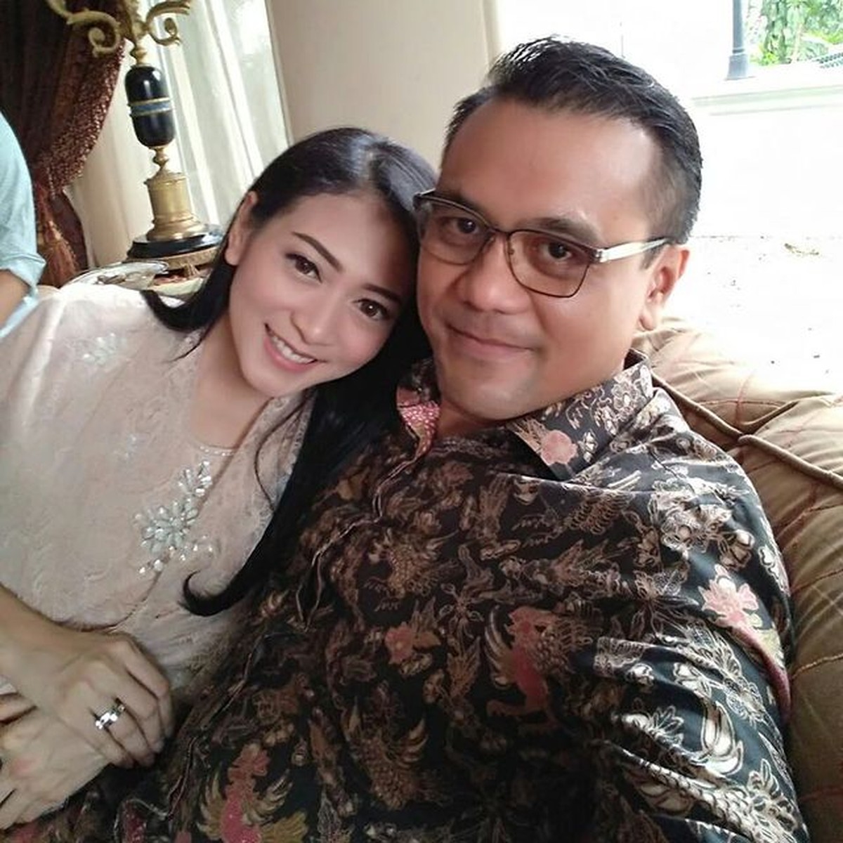 8 Foto Manis Chiko Hakim dan Sang Istri yang Kini Tinggal Kenangan