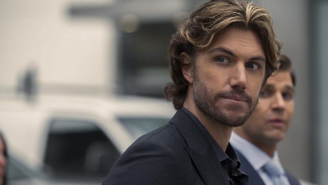 Showrunner serial Sex/Life Stacy Rukeyser buka suara mengenai adegan mandi Brad (Adam Demos) yang sempat menarik perhatian banyak penonton.