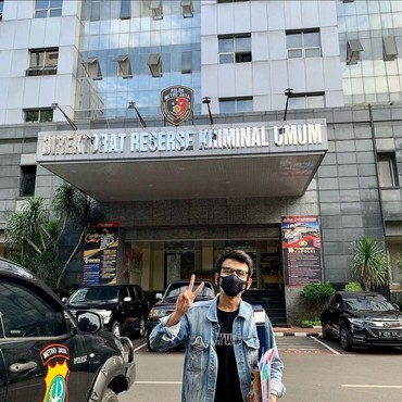 Terungkap Adam Deni Memang Pria Yang Viral Acungkan Jari Tengah ke Jokowi